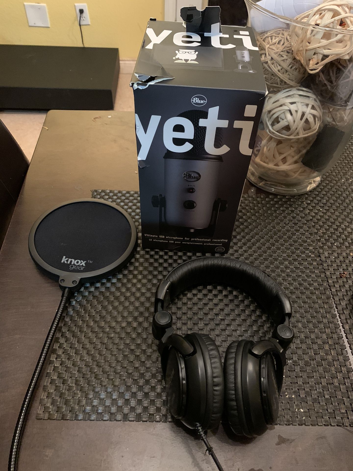 Blue Microphones Yeti Slate USB Microphone Bundle