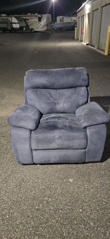 Rocking recliner (DELIVER OPTION)