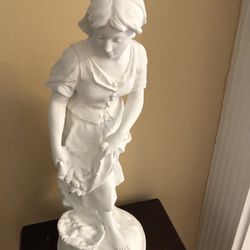 Large Antique Statue 22” Tall And The Base Is About 8” , It Can Be Used Indoor Or Outdoor In The Garden