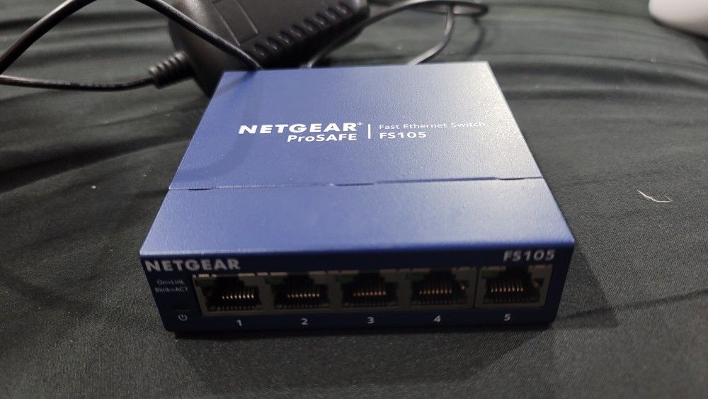 NETGEAR 5-Port Fast Ethernet 10/100 Unmanaged Switch (FS105) - Desktop, and ProSAFE Limited Lifetime