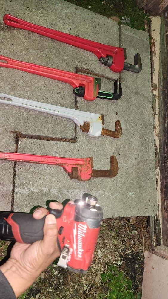 4 PIPE WRENCHES π§ 1-24" AND 3-18" READ POSTING BEFORE U REPLY.THANKS
