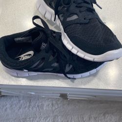 Nike 7.5 Women  Black 