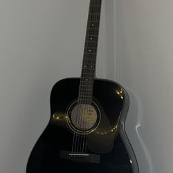 Yamaha F335 (6-String) Black Acoustic Guitar + Road Runner Avenue Guitar Soft Bag 