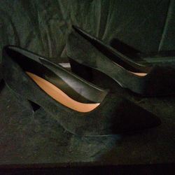 Suede Black Pumps