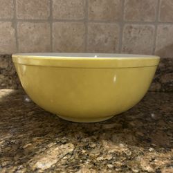 VINTAGE PYREX Yellow 10” Bowl  