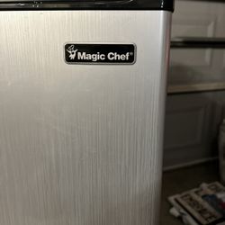 BEAUTIFUL  MAGIC CHEF SMALL REFRIGERATOR LIKE NEW