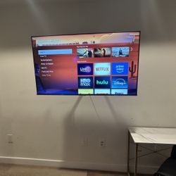Roku HiSense 55 Inch Smart TV With Remote & Wall Mount