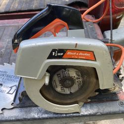 Black & Decker 7 1/4 Inch Circular Saw With Extra Blades And Metal Carrying Case