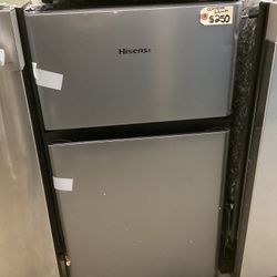 Hisense 3.1 cu.ft. Mini Fridge with Freezer
