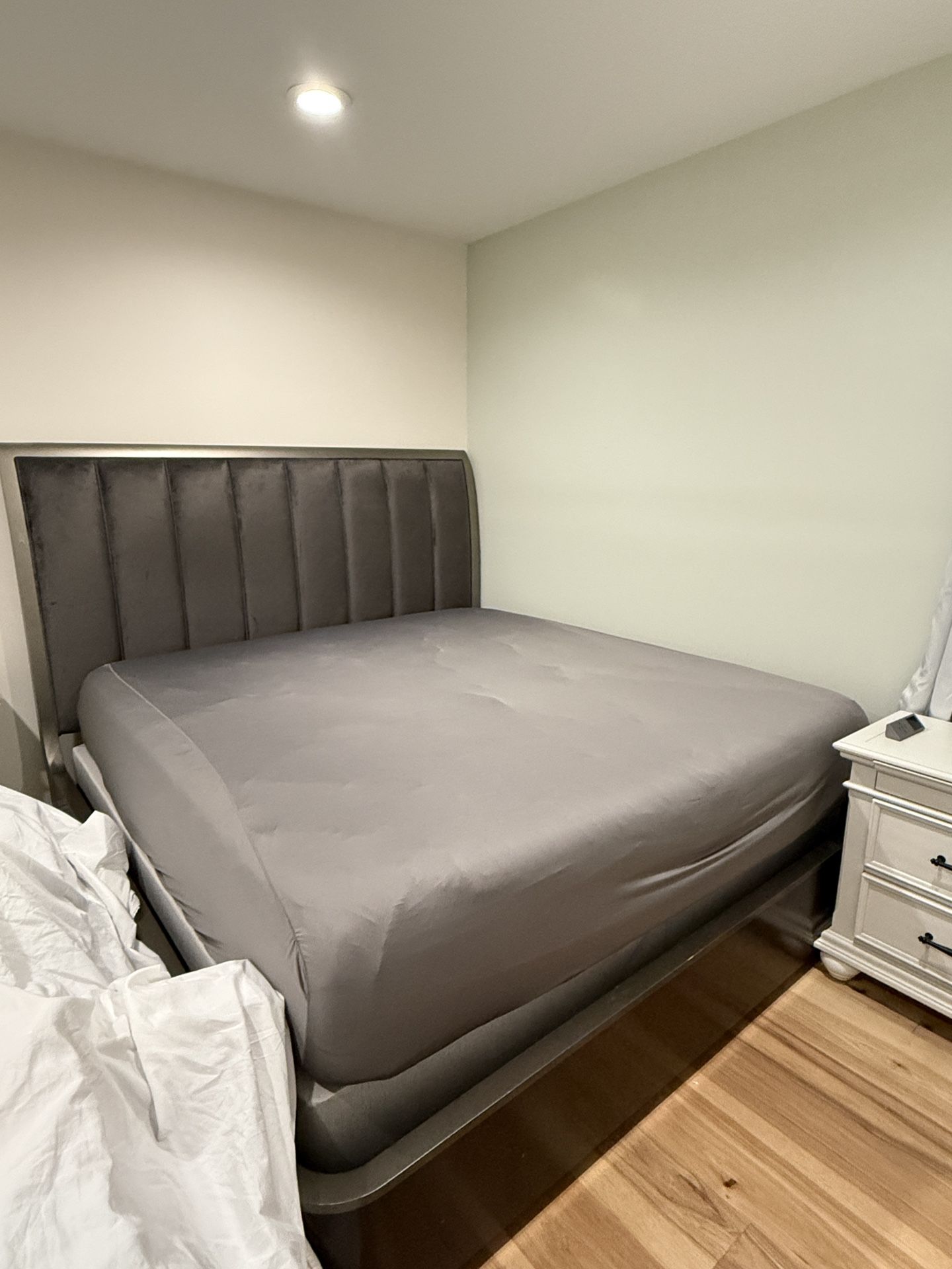 Mattress ➕ bed frame (king Size)