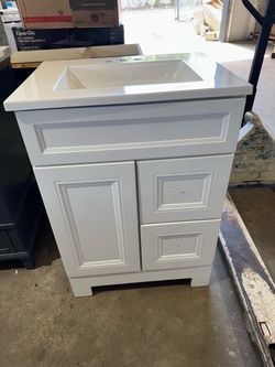 Sedgewood 25 in. Single Sink Freestanding White Bathroom Vanity