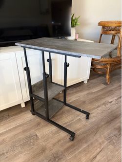 Adjustable laptop table