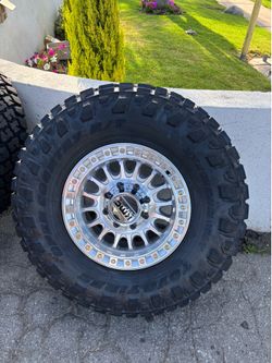 KMC. 18x9.  37x12.50R18.  TOYO RT PRO