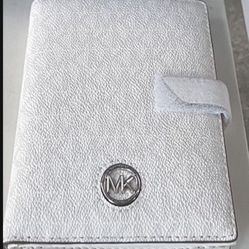 Michael Kors Women's Signature Logo Wallet NWT Pick up location in the city of Pico Rivera 