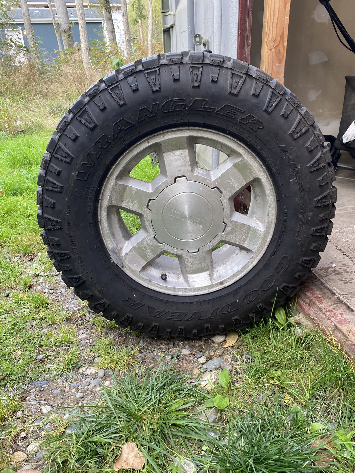 CHEVY/GMC STUDDED SNOW TIRES W/RIMS