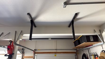 Ceiling mounted pull-up bar