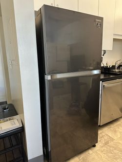 SAMSUNG STAINLESS STEEL REFRIGERATOR - 18 cu. ft. Top Freezer Refrigerator with FlexZone™ and Ice Maker in Stainless Steel