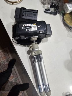 CANON VIXIA HF R40 CAMCORDER WITH BATTERY AND CHARGER WORKS EXCELLENT