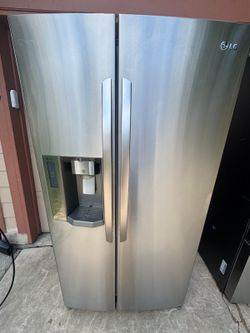 Lg Refrigerador In Good Condition. Free delivery and installation. Counter deph
