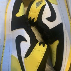 Nike Air Jordan Retro 1 Mid SE Tour Yellow Toe Black White 852542-071 Size 8.5