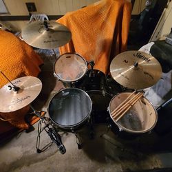 Drums / Drum Set 4 Pc Sound Percussion Complete with Cymbals and Hardware 