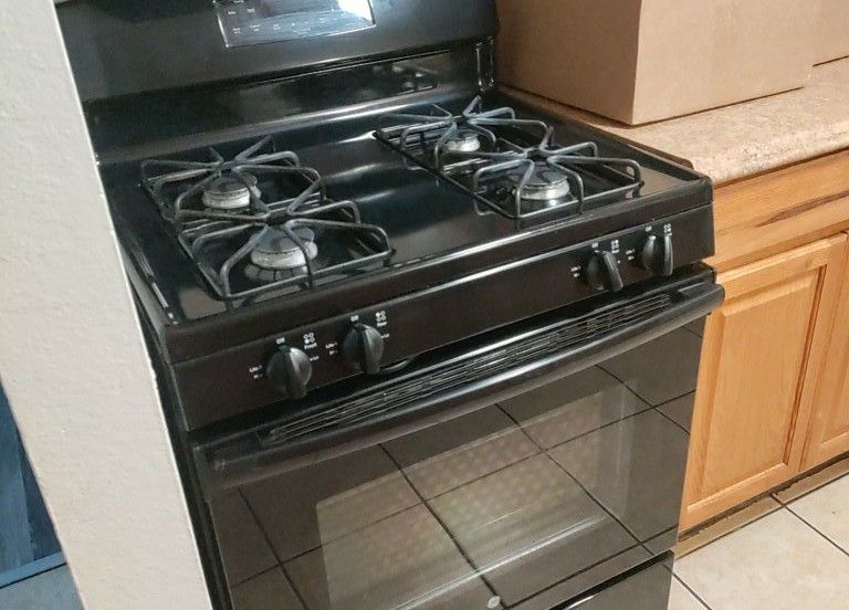 GE Gas Stove Like New Excellent Condition Very Low Price 60 for Sale