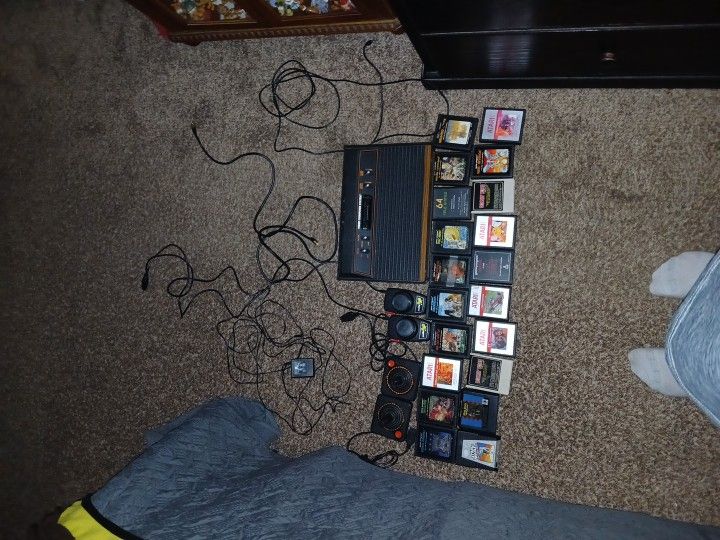 ATARI OVER 20 GAMES AND CONSOLE  