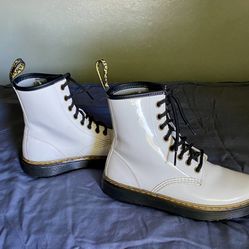 Women’s Dr. Martens Zavala Size 6