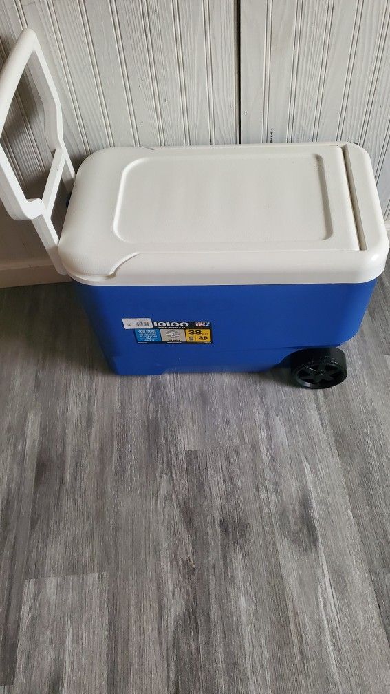 Igloo  Wheelie Cooler 38 Quarts... Brand New Never Used 