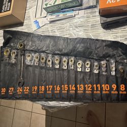18pc flex head ratchet wrenches new ( import brand) $120 has some pretty large sizes MM 