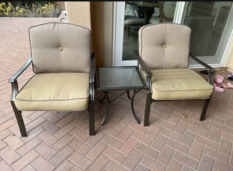 2 Outdoor chairs With A Table