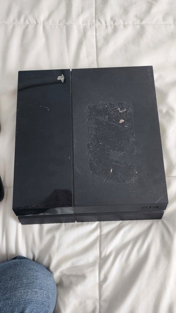Playstation Station 4 Wirh 2 Controllers