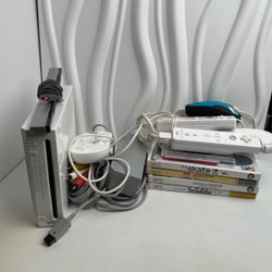 Nintendo Wii Console Bundle, 2 Wiimotes & 2 Nunchucks 7 Game & Pro Controller