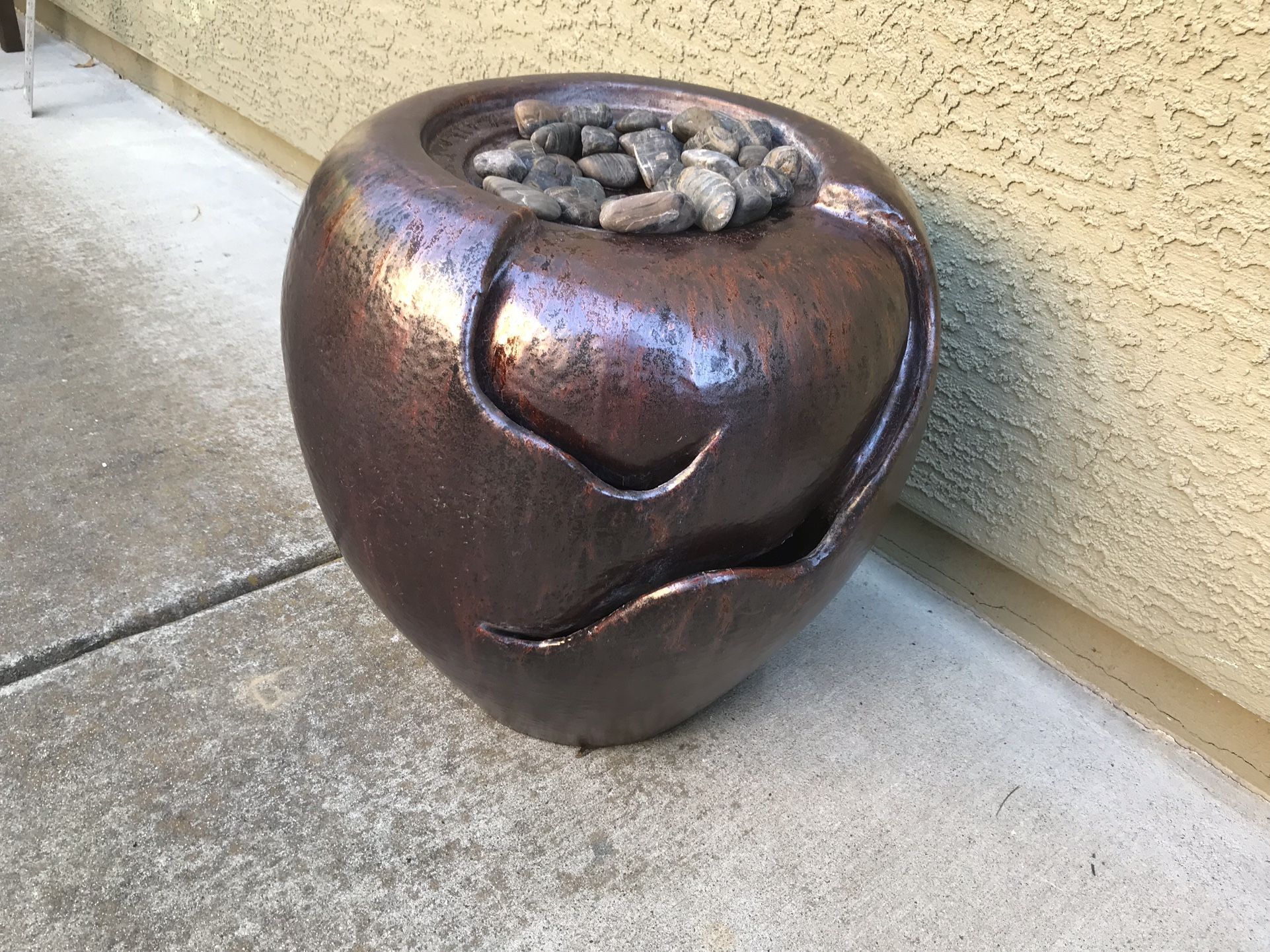 Cute broken egg shape glazed ceramic water fountain