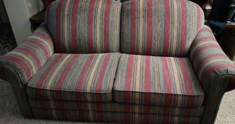 Lay-Z-Boy COUCH & Queen HIDE A BED. LIKE NEW.