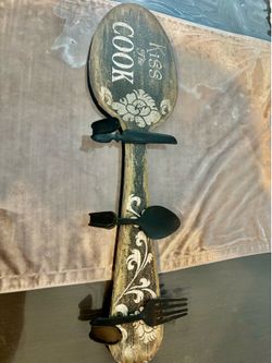 Kiss the Cook Rustic Spoon Wall Plaque Wood/Metal Vertical Hanging Hooks
