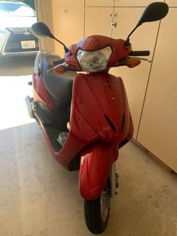 Honda: ELITE Scooter Moped in Red