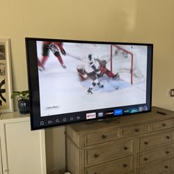 Samsung 55” Flat Screen Smart TV With Wall Mount