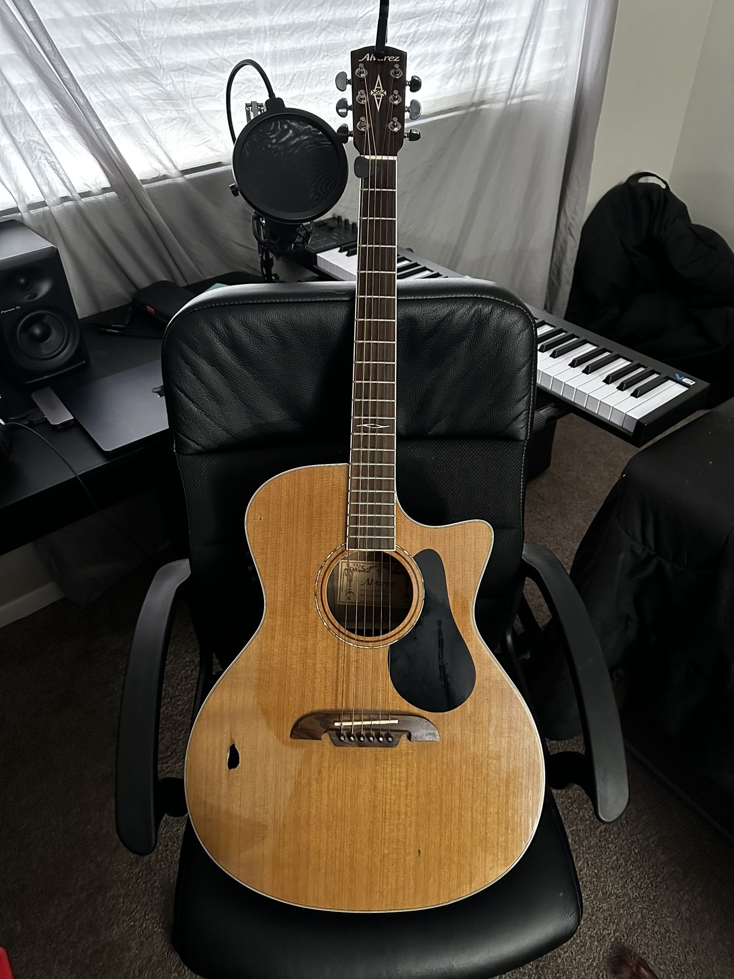 Alvarez Acoustic Electric Guitar OBO