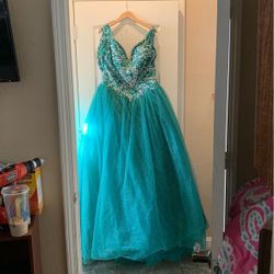 Hunter Green Quinceaneta/ball Gown