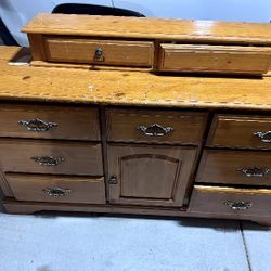 Multi Drawer Dresser In Very Good Condition With Mirror