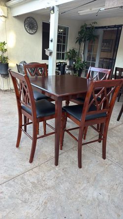 Dining table and 4 Chairs