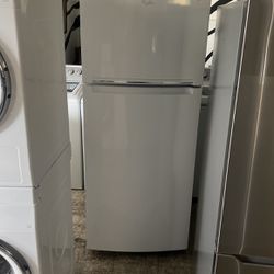 Whirlpool White Refrigerator With Top Freezer 