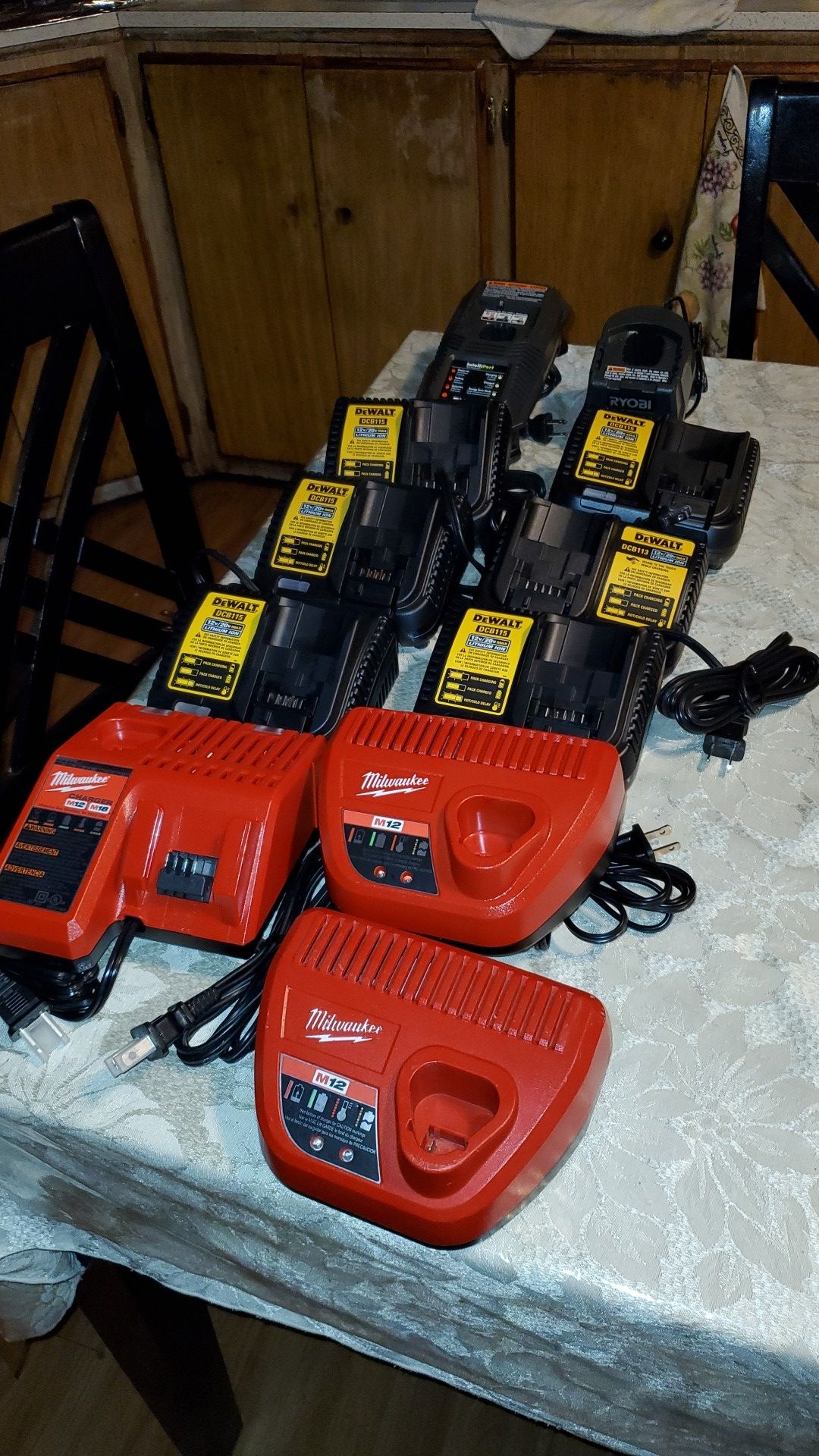 CARGADORES DE MILWAUKEE Y DEWALT Y RYOBI TODOS ESTÁN NUEVOS