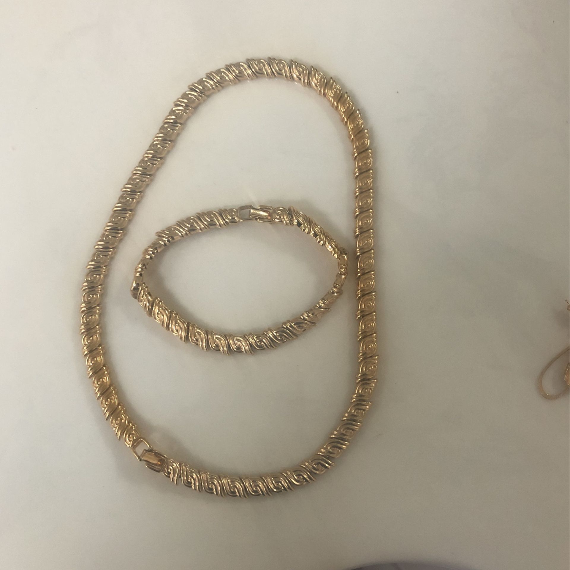 Gold tone choker necklace and bracelet