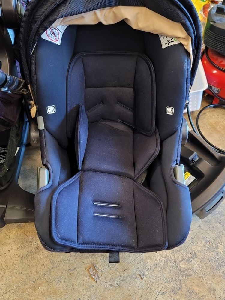 Nuna Car Seat With Infant Insert And Base