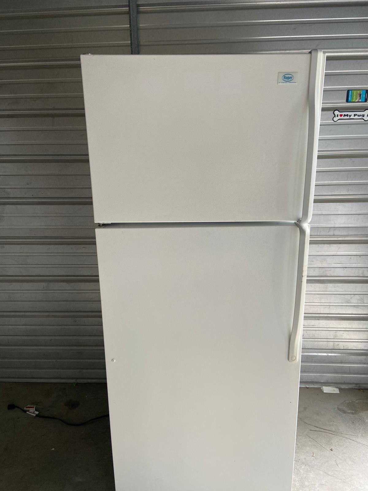 Whirlpool Apartment Size Refrigerator. Works great(willing to deliver for free