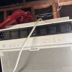 Toshiba 8,000 BTU Wi-Fi Touch Control Window Air Conditioner Excellent Condition $200
