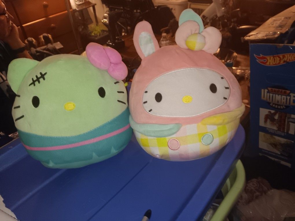 2 Hello Kitty SQUISHMALLOWS