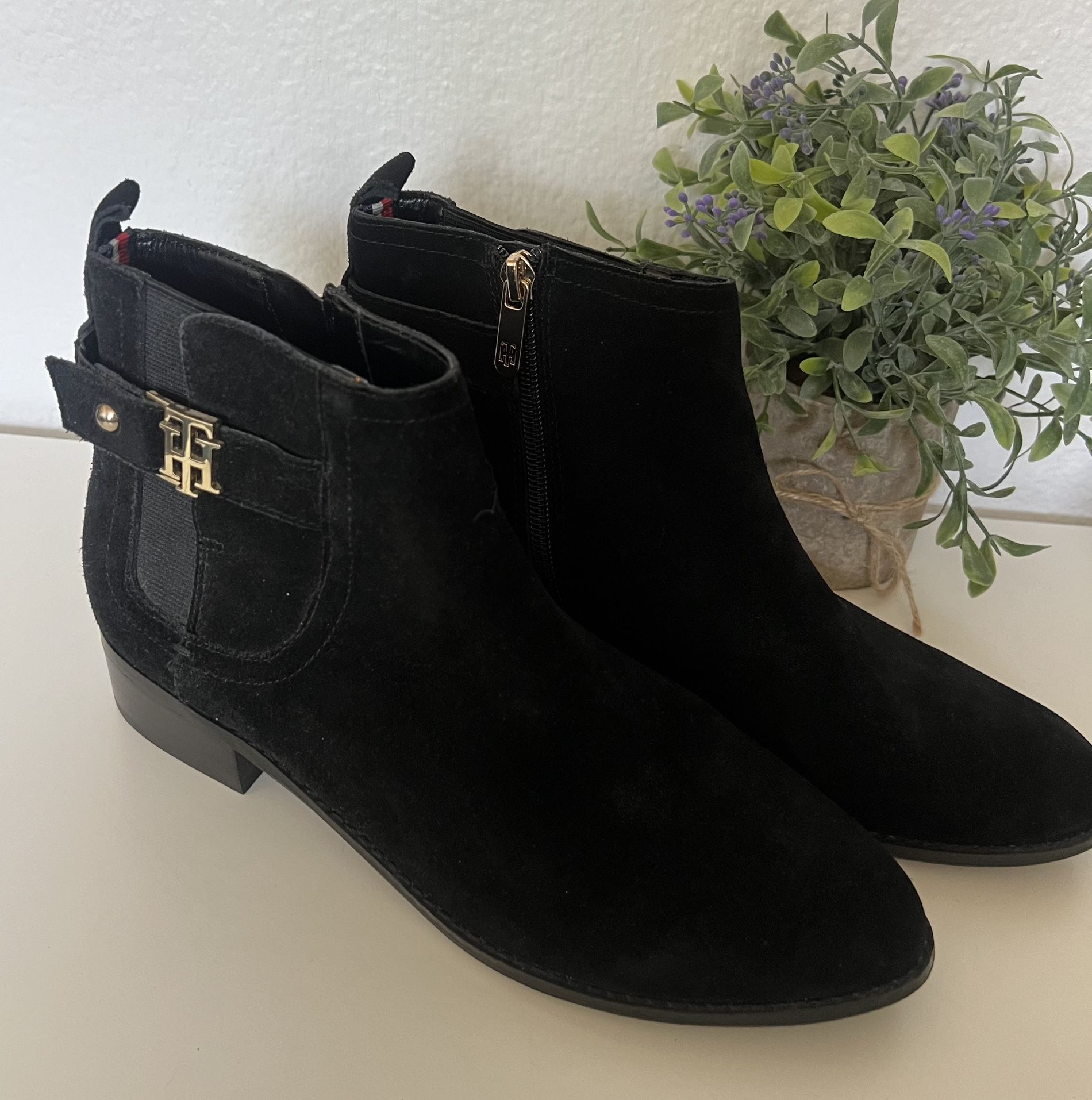 NEW 8 Tommy Hilfiger Boots Womens Casual Side Zip Ankle Bootie Black Gold Accent